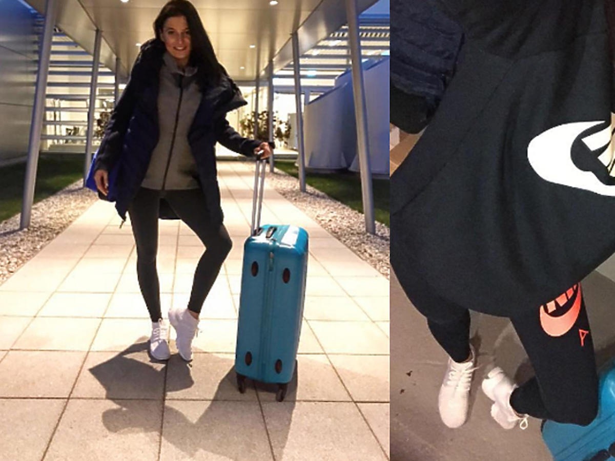 Anna Lewandowska w bluzie i z walizką