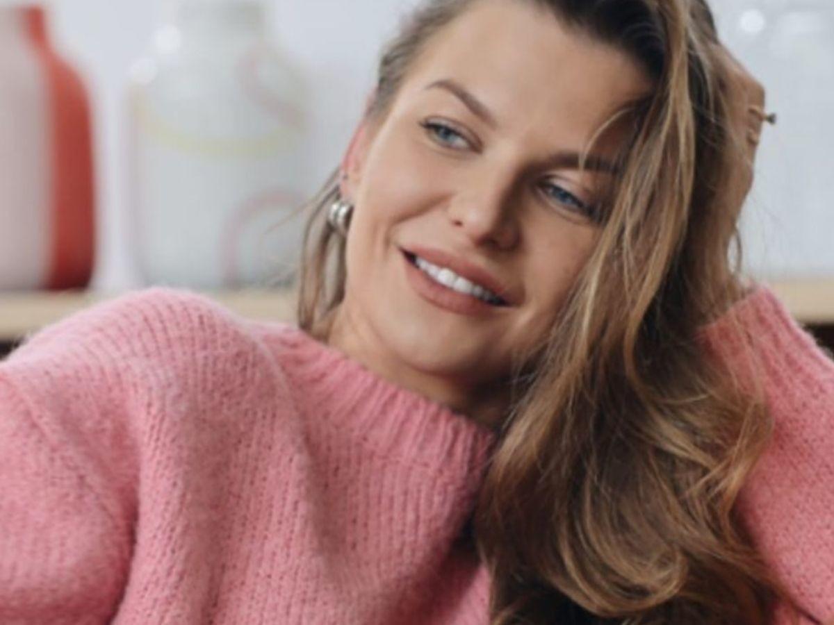 Anna Lewandowska w różowym swetrze