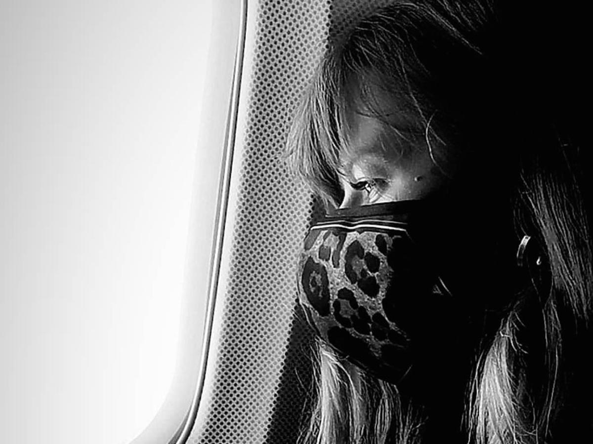 Anna Lewandowska w samolocie w maseczce, zdjęcie z Instagrama
