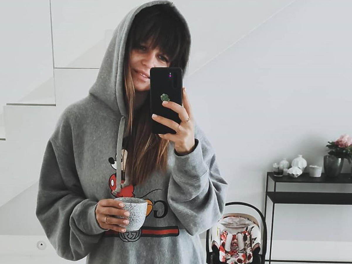 Anna Lewandowska w szarej bluzie