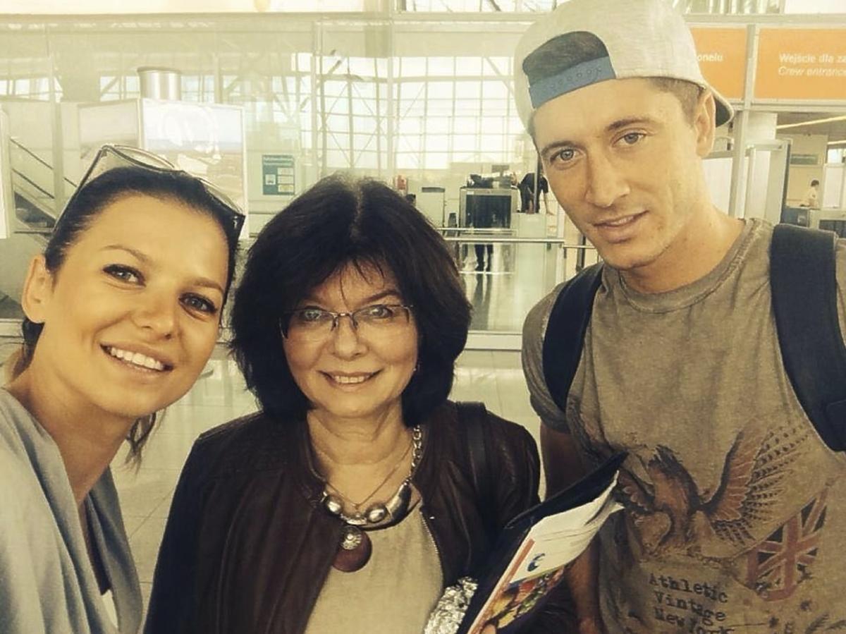 Anna Lewandowska w szarej luzie, Maria Stachurska w czarnej kurtce, Robert Lewandowski w czapce na lotnisku