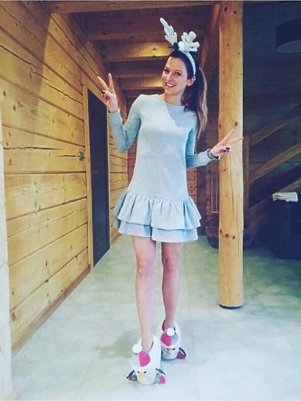 Anna Lewandowska w szarej sukience