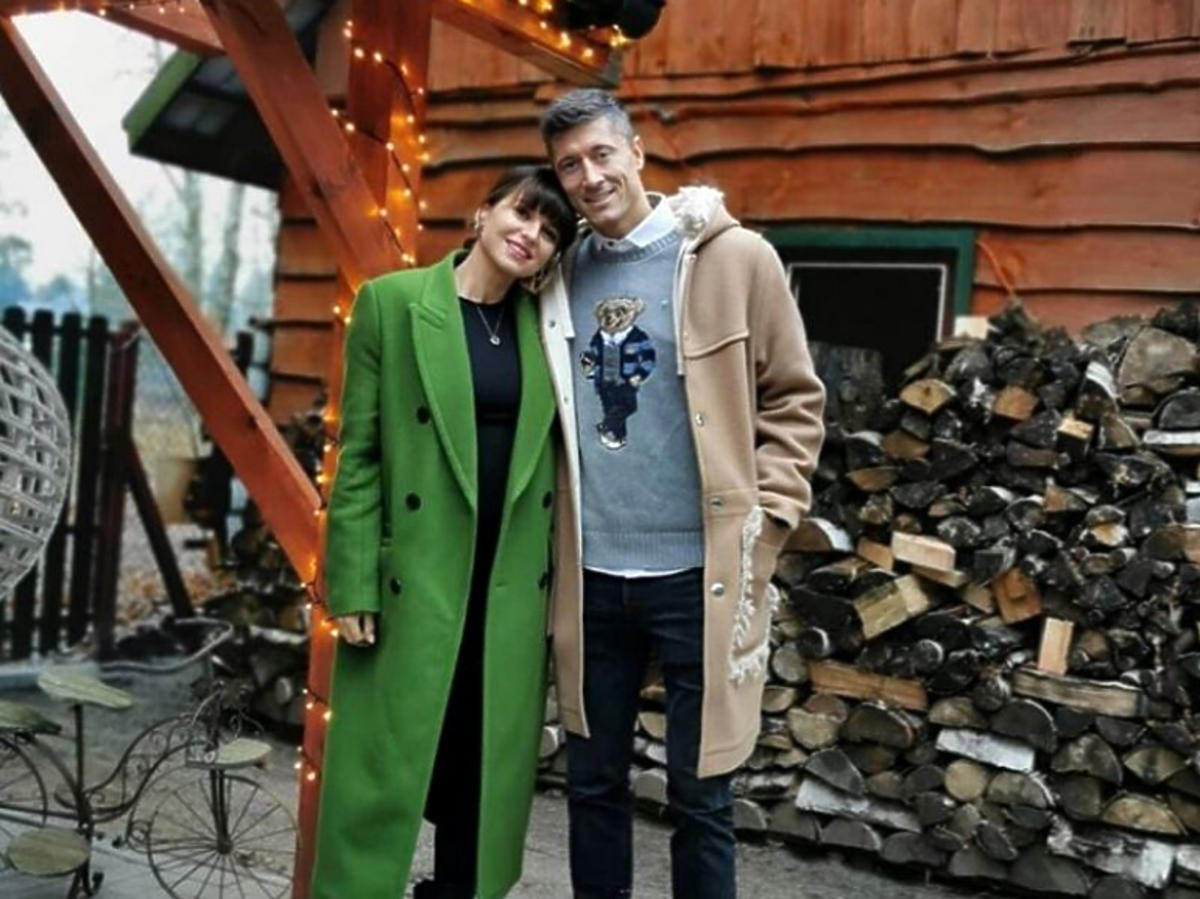Anna Lewandowska w zielonym płaszczu, Robert Lewandowski w bluzie z misiem