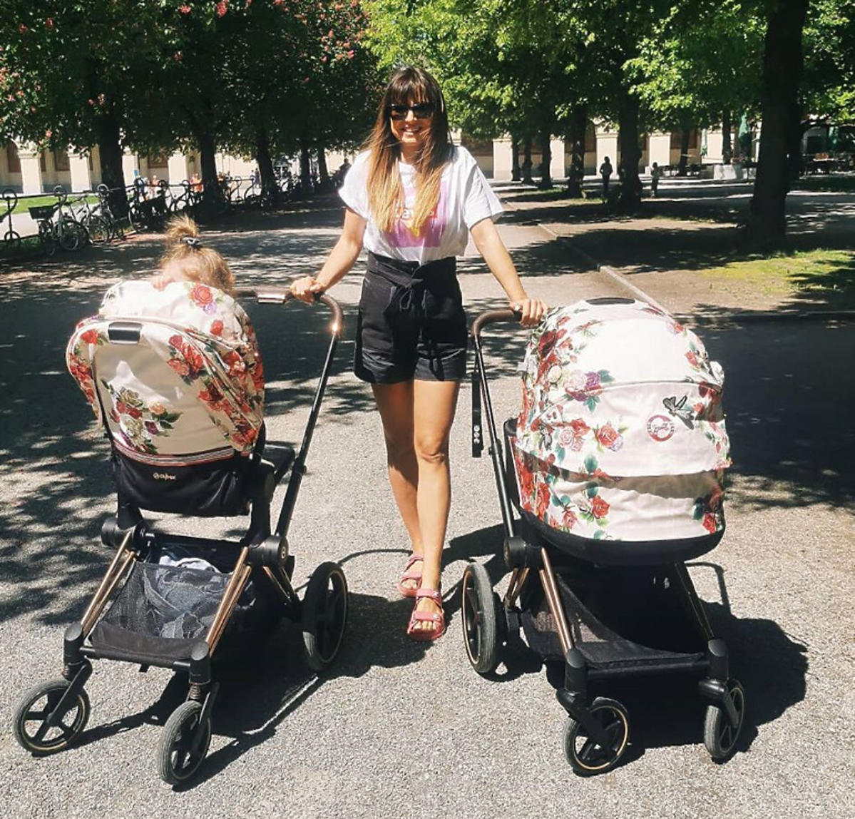 Anna Lewandowska wozi 3 letnią Klarę w spacerówce
