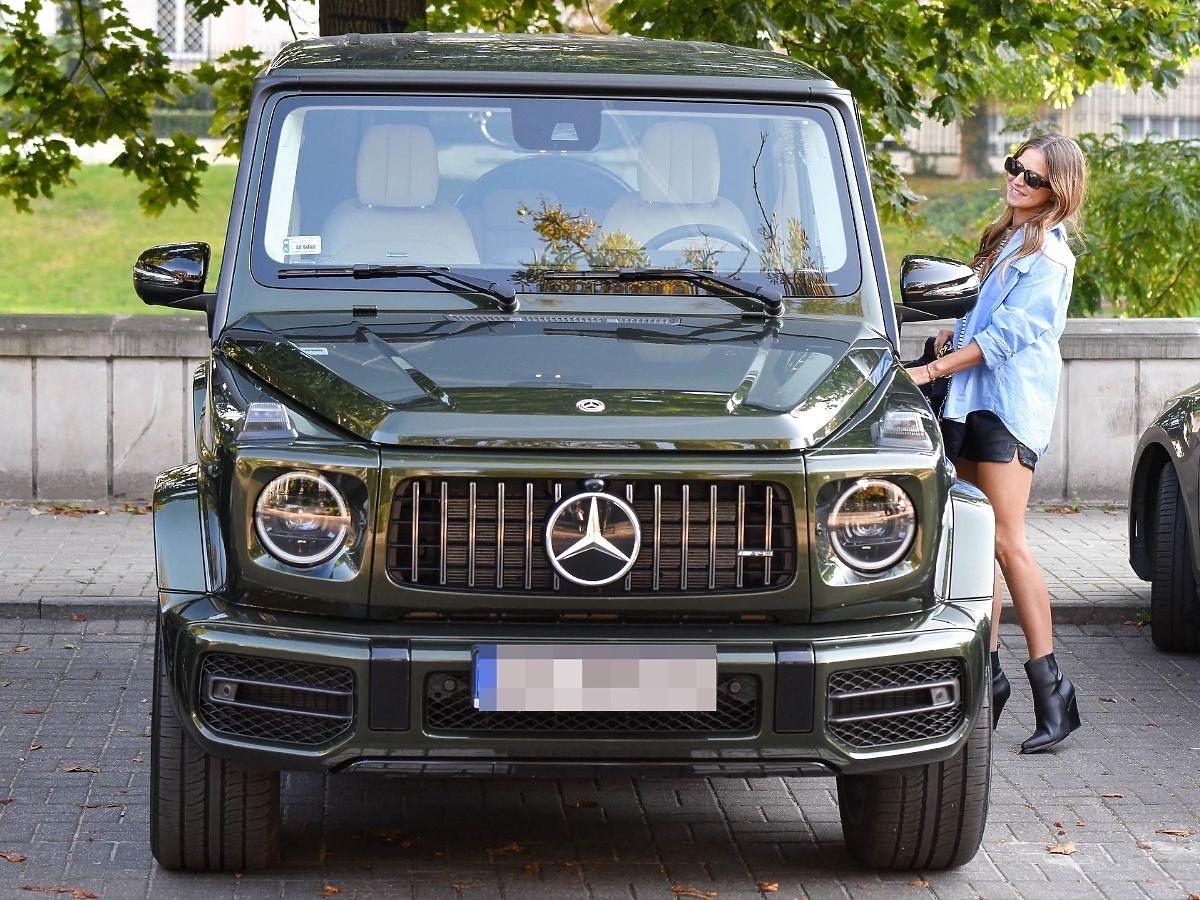 Anna Lewandowska wsiada do luksusowego samochodu