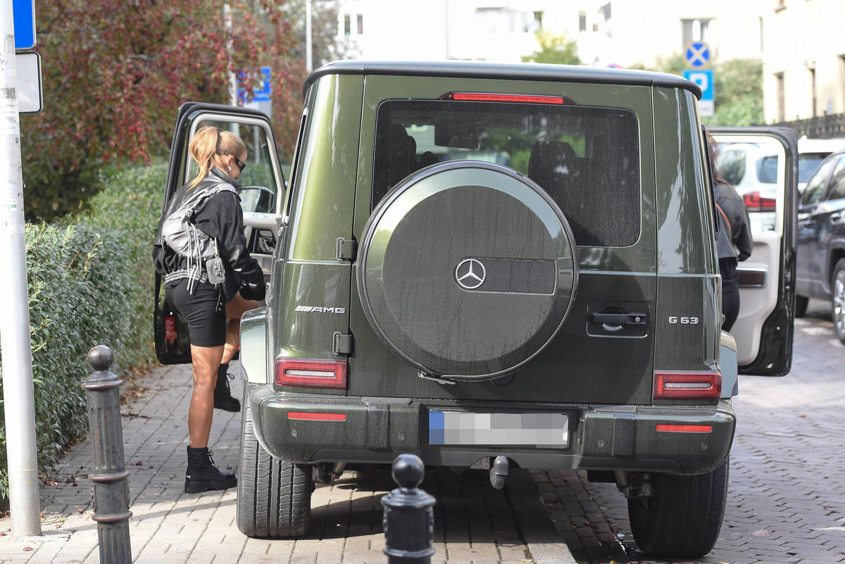 Anna Lewandowska wsiada do Mercedesa 