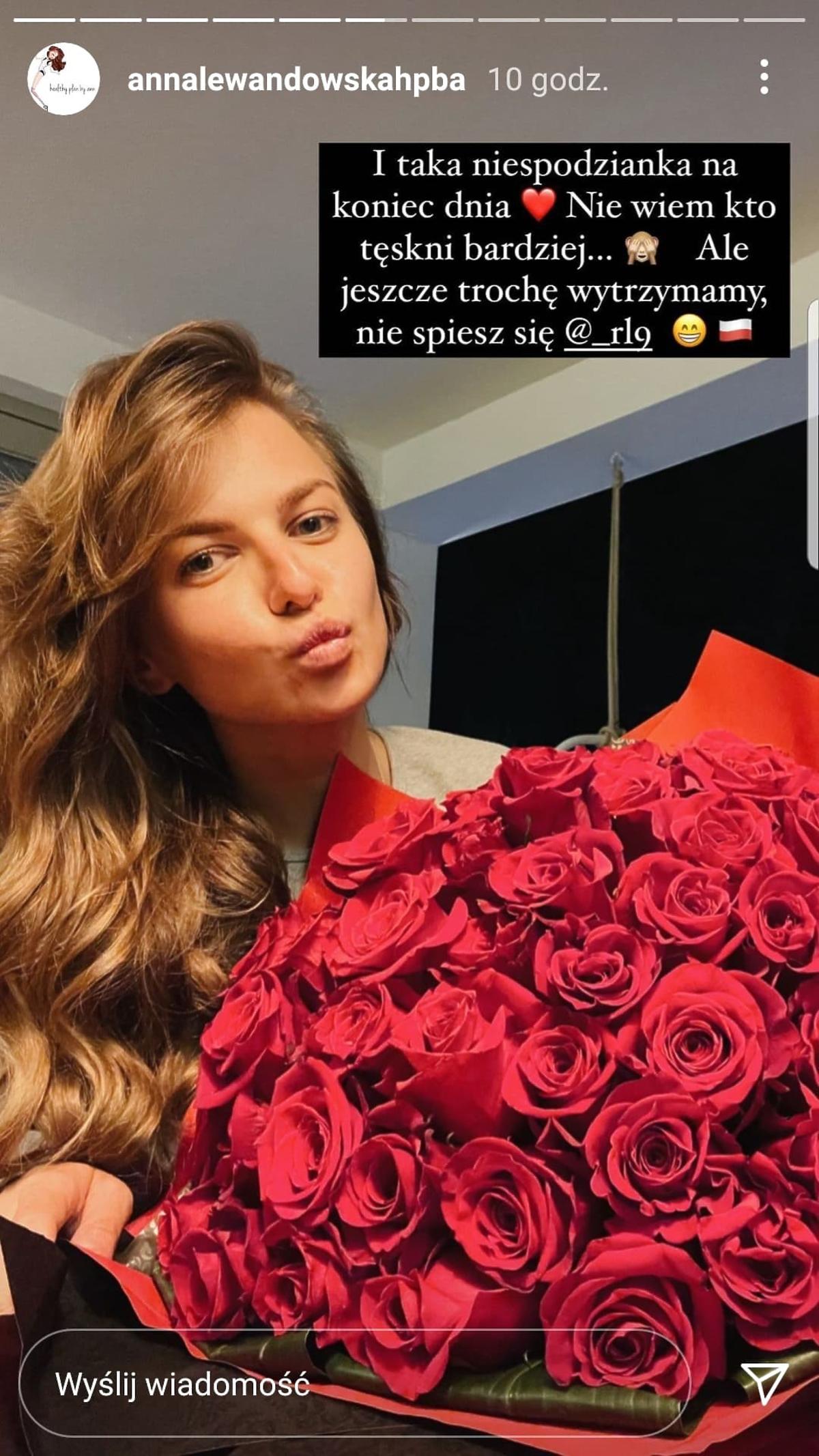 Anna Lewandowska z bukietem czerwonych róż