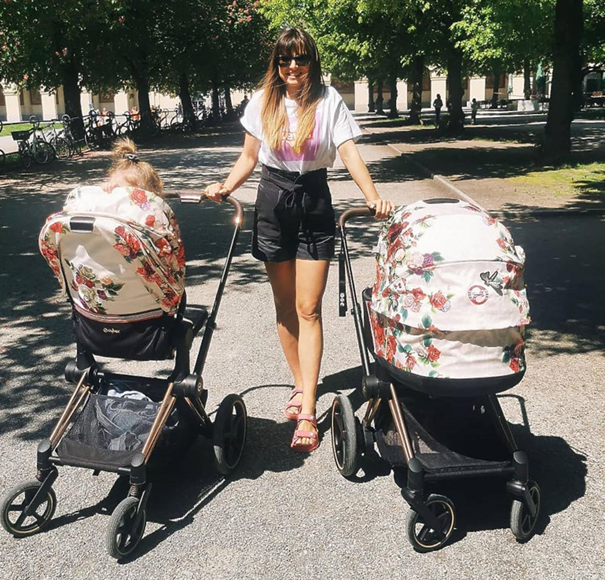 Anna Lewandowska z córkami na spacerze