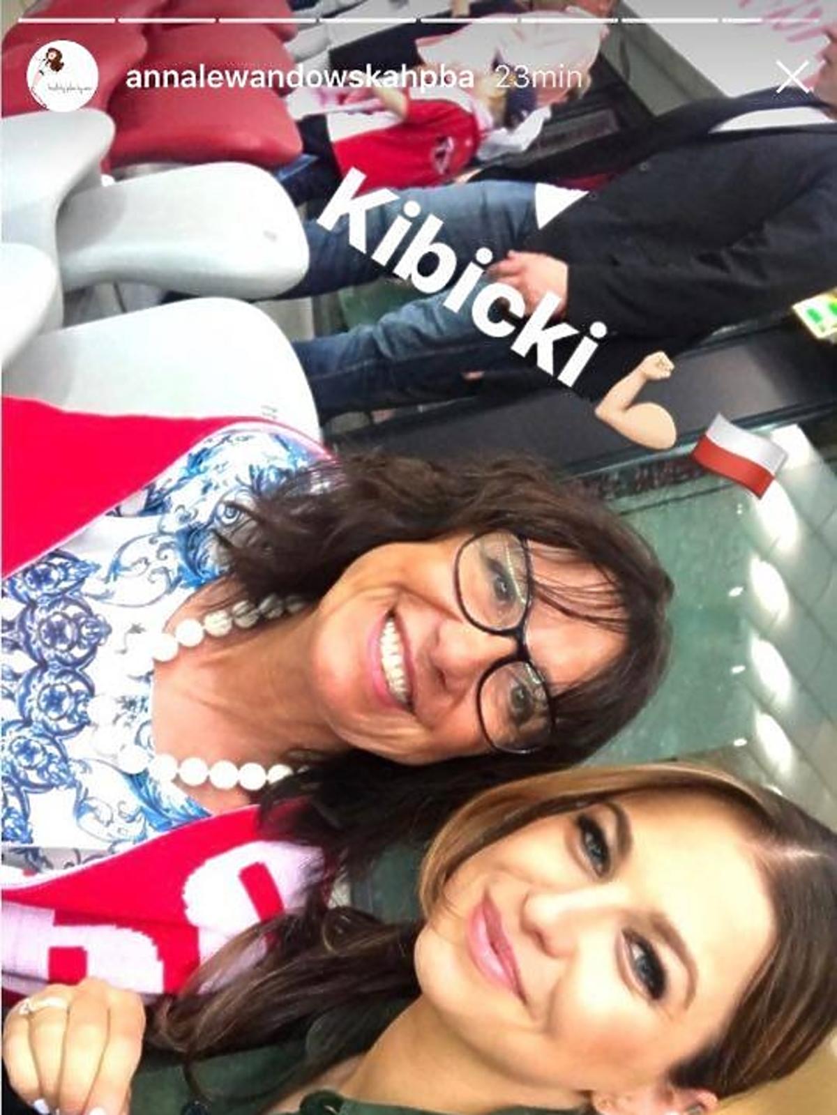 Anna Lewandowska z mamą Roberta na meczu