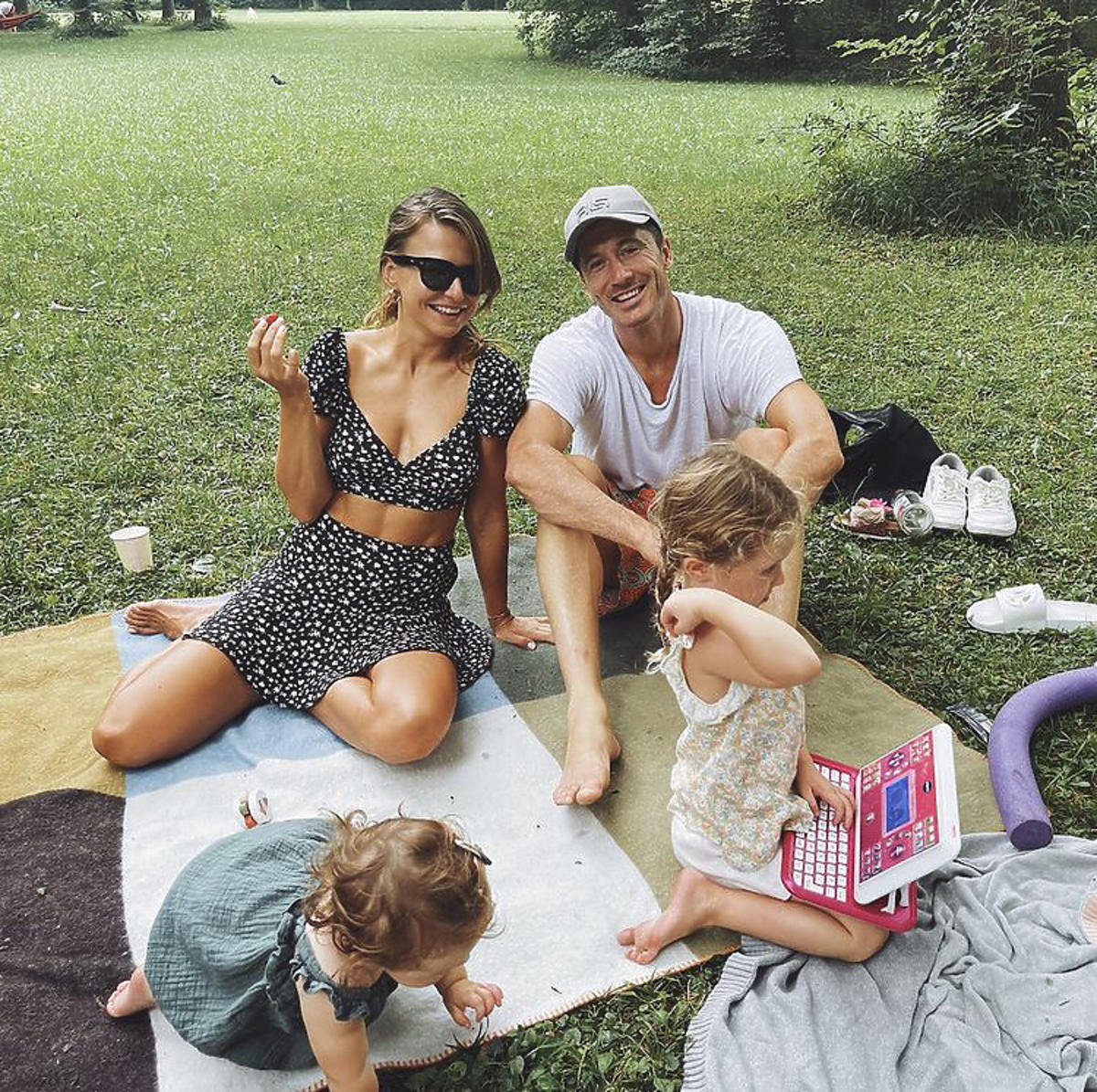 Anna Lewandowska z rodziną na pikniku