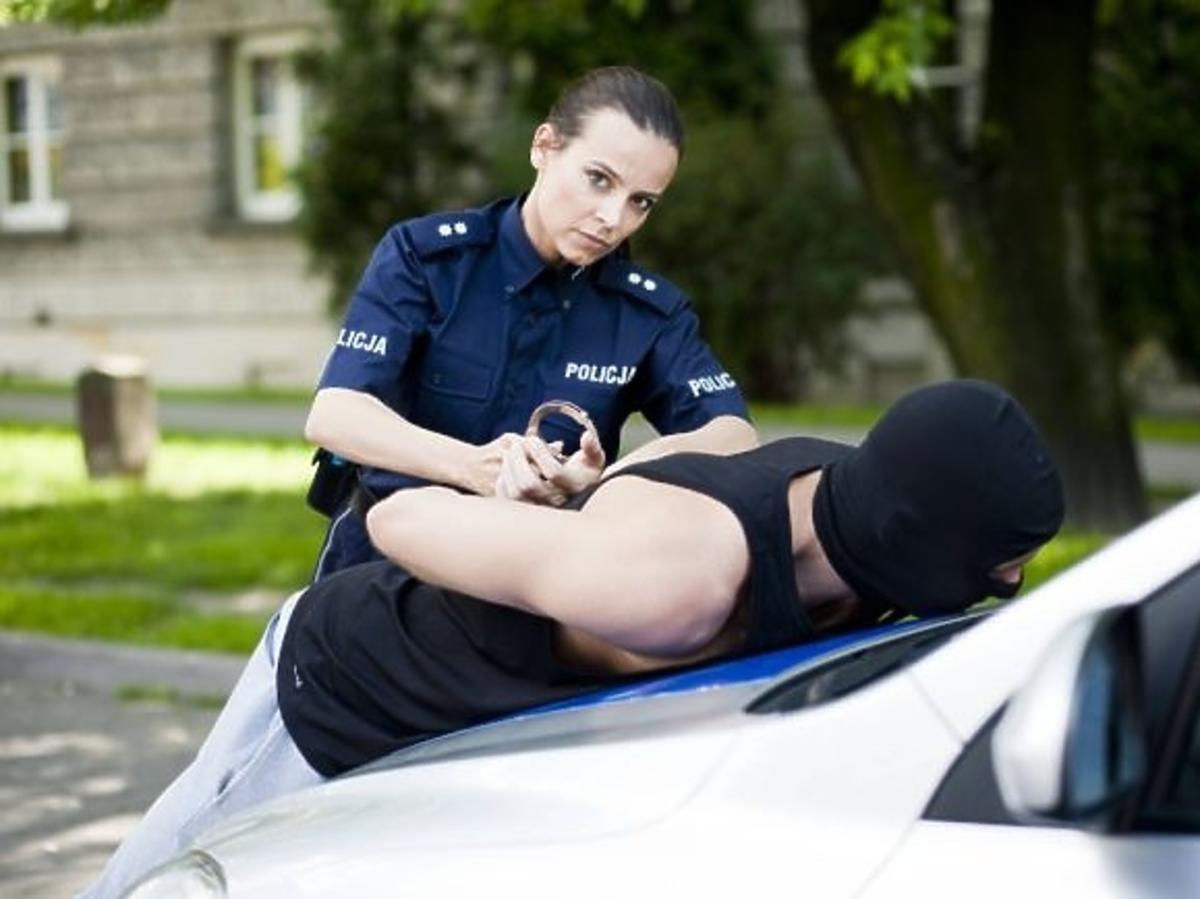 Anna Mucha jako policjantka w charytatywnym kalendarzu Fundacji Pomocy Wdowom i Sierotom