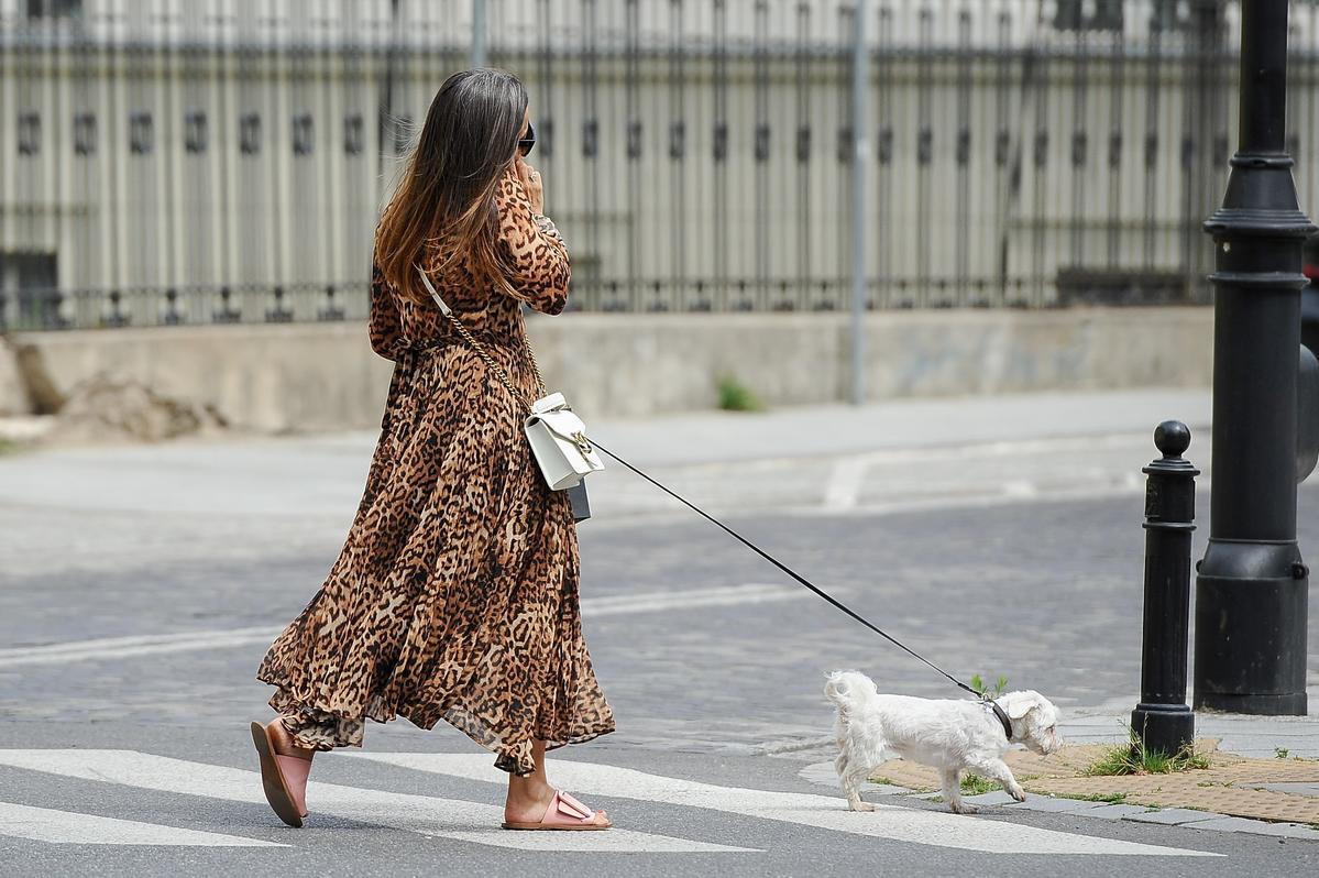 Anna Mucha na spacerze z psem