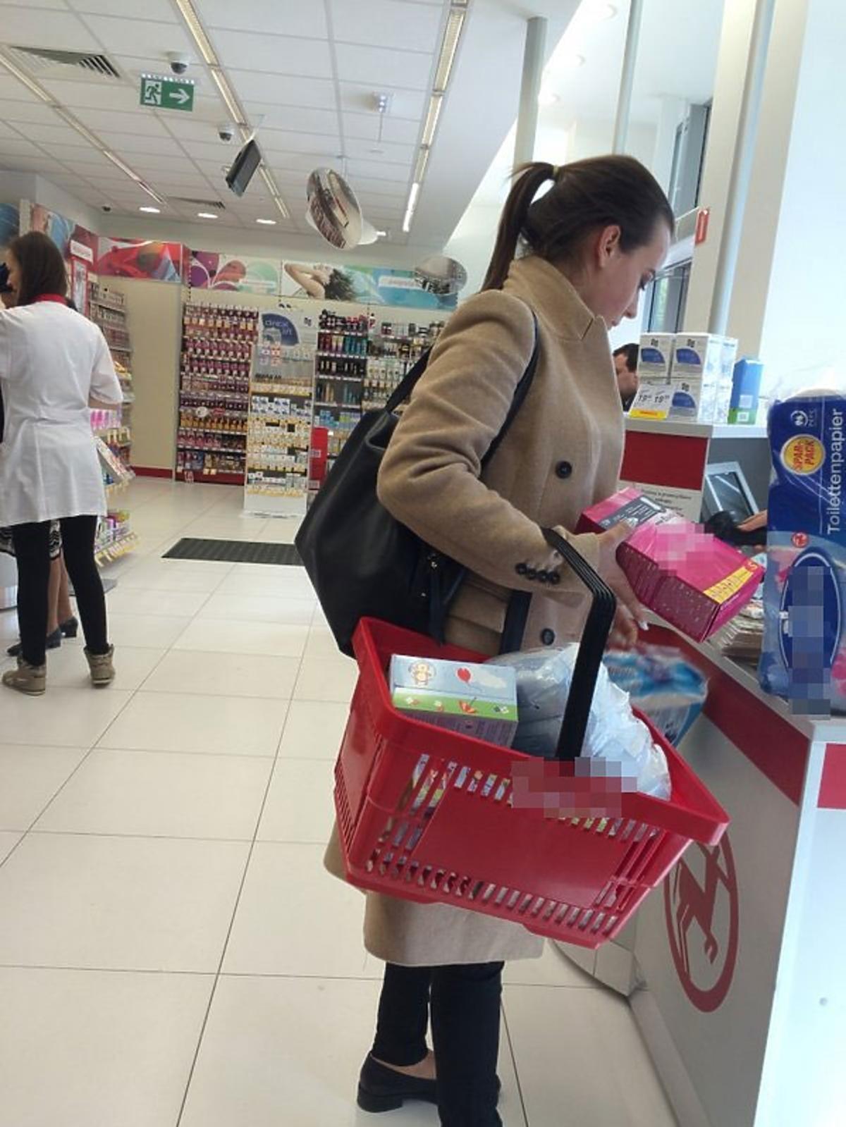 Anna Mucha robi zakupy w sklepie z kosmetykami