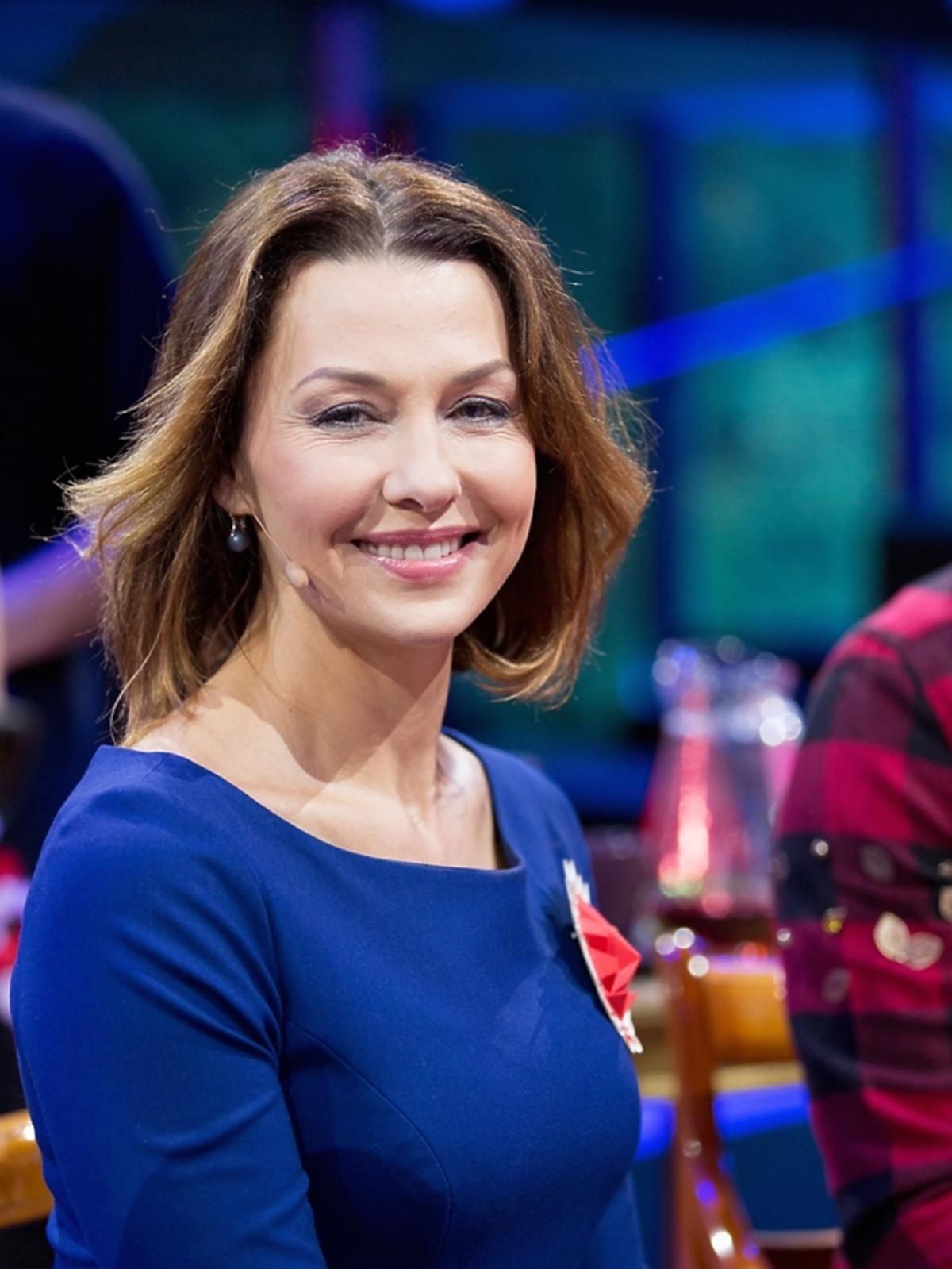 Anna Popek w granatowej bluzce