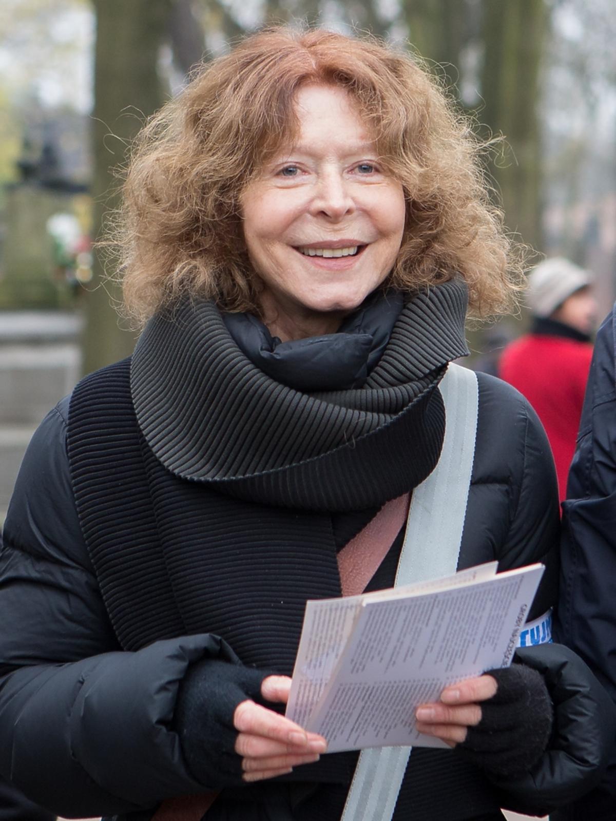 Anna Romantowska kwestuje na warszawskich Powązkach