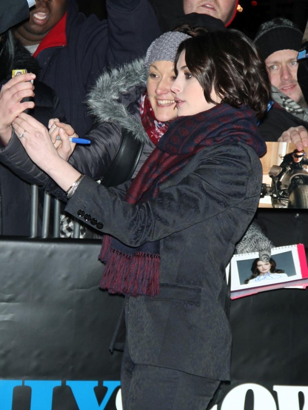 Anne Hathaway dba o swoich fanów