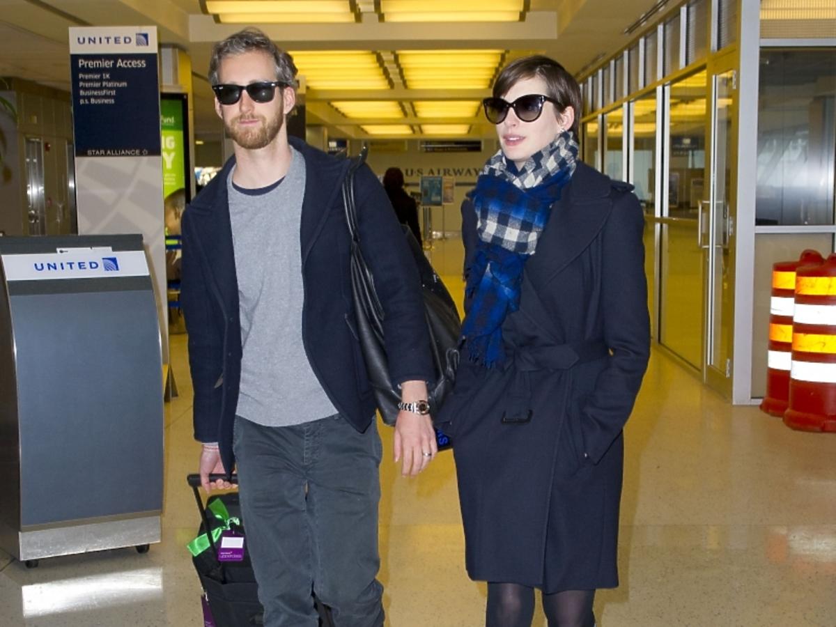 Anne Hathaway z mężem na lotnisku JFK w Nowym Jorku