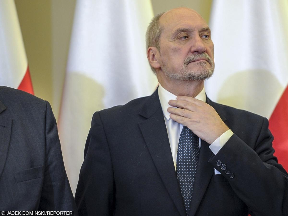 Antoni Macierewicz poprawia kołnierz