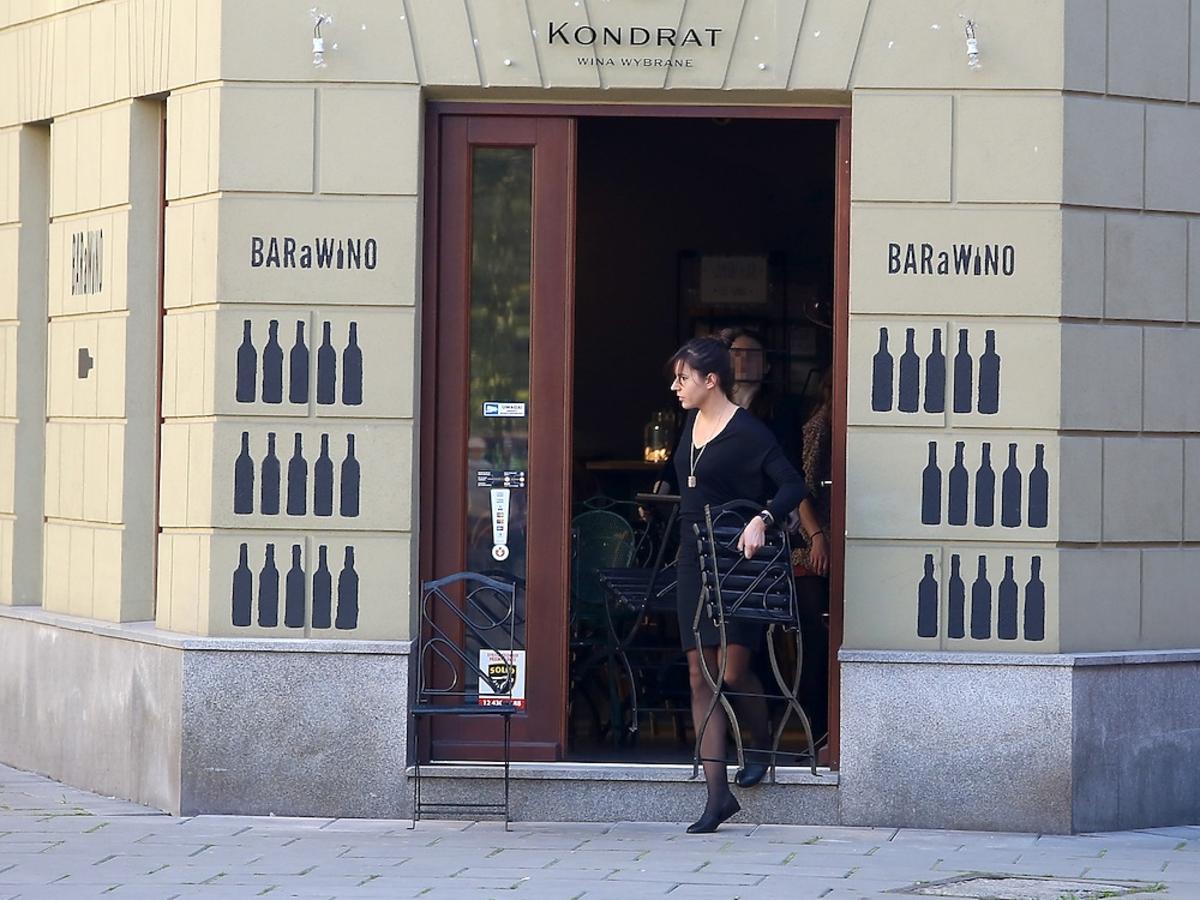 Antonina Kondrat w czarnej sukience wychodzi z BaraWino