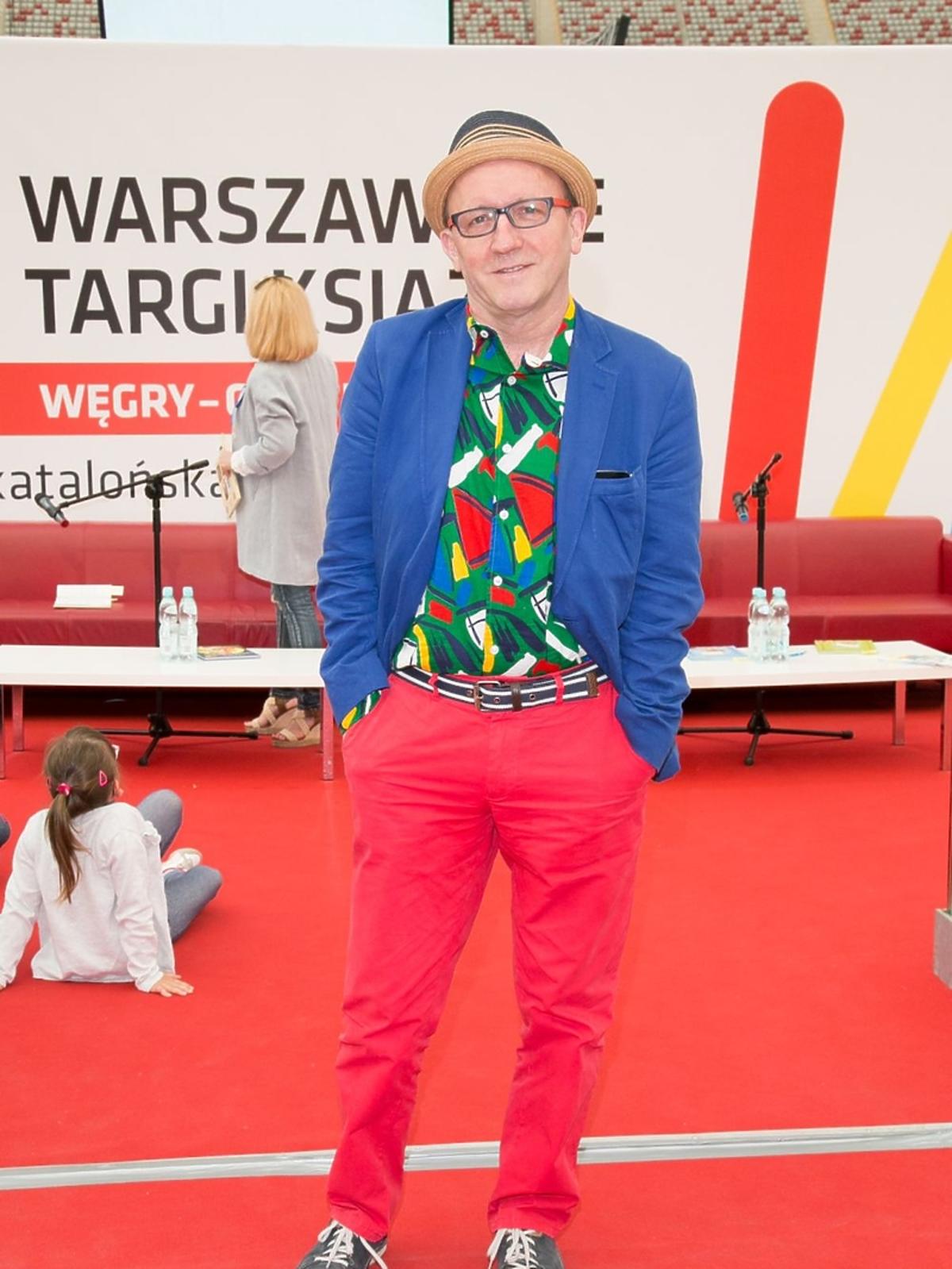 Artur Barciś w czerwonych spodniach