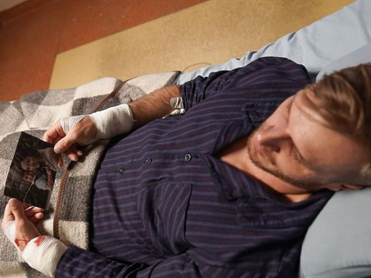 Artur z M jak miłość rozkocha w sobie lekarkę, która pozwoli mu wyjść ze szpitala psychiatrycznego
