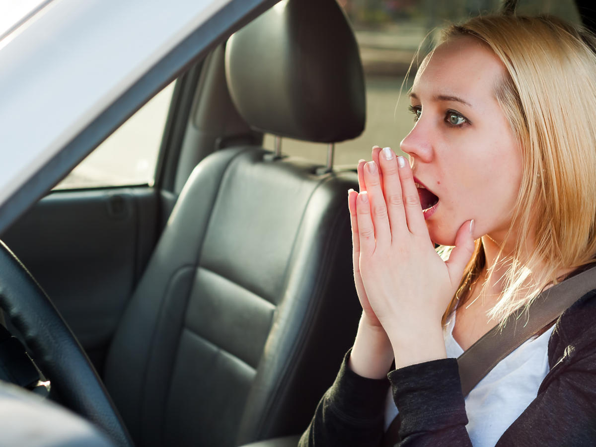 atak paniki młodej dziewczyny siedzącej w samochodzie