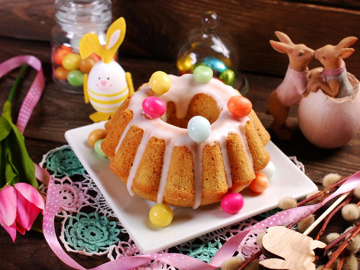 babka wielkanocna na świątecznym stole