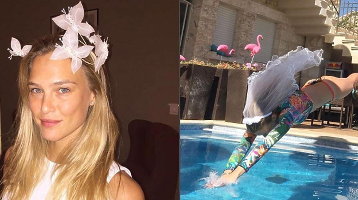 Bar Refaeli w białej sukience i welonie skacze do basenu