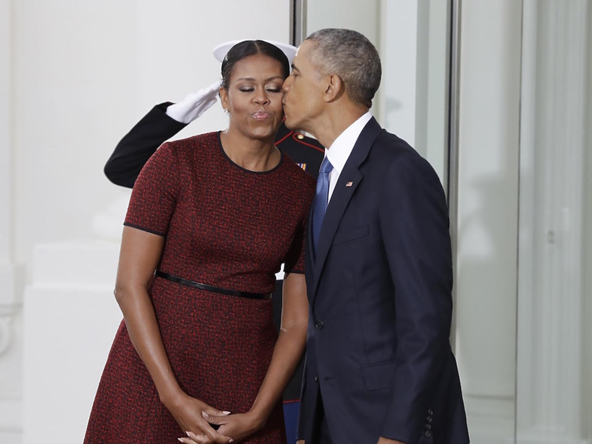 Barack Obama całuje Michelle Obamę