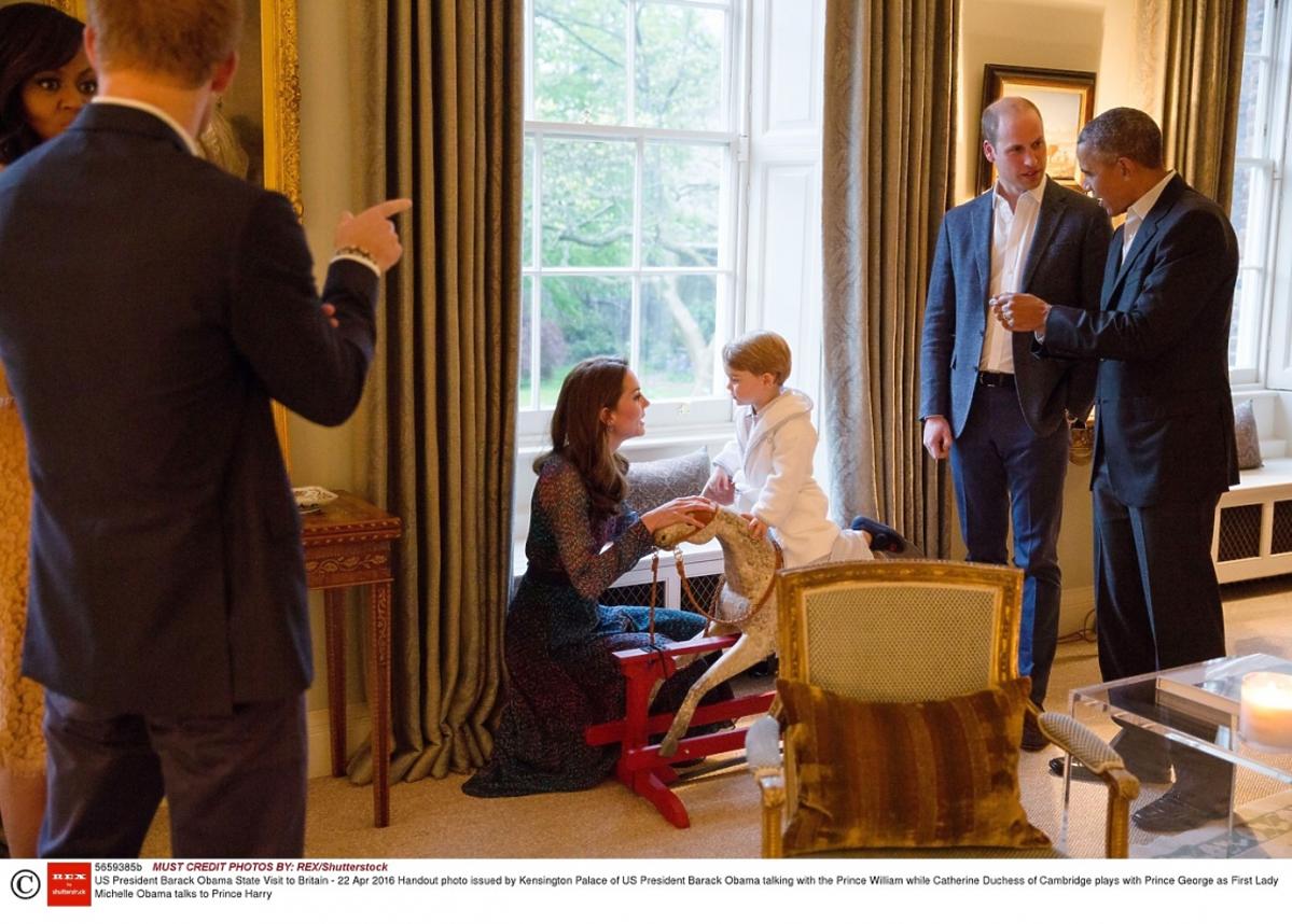 Barack Obama i mały książę George w szlafroku