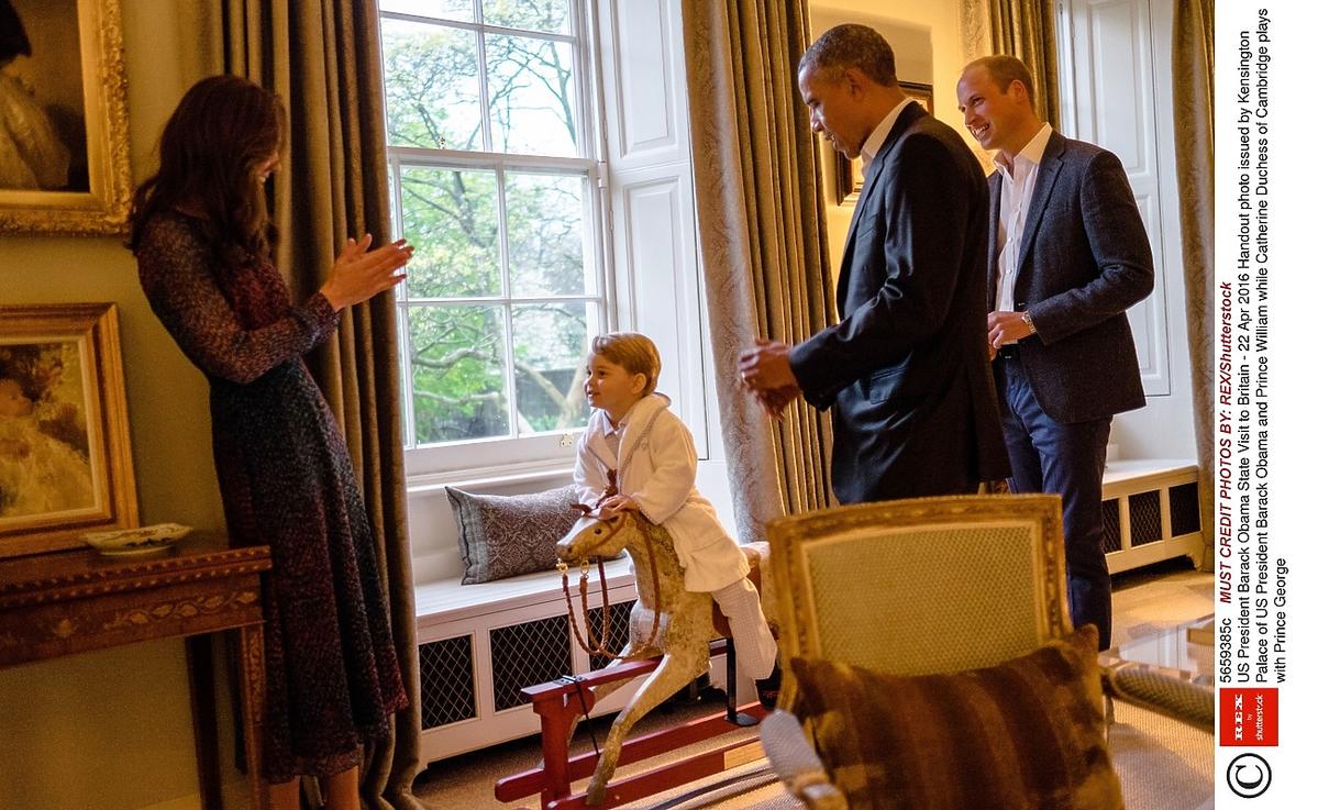 Barack Obama i mały książę George w szlafroku