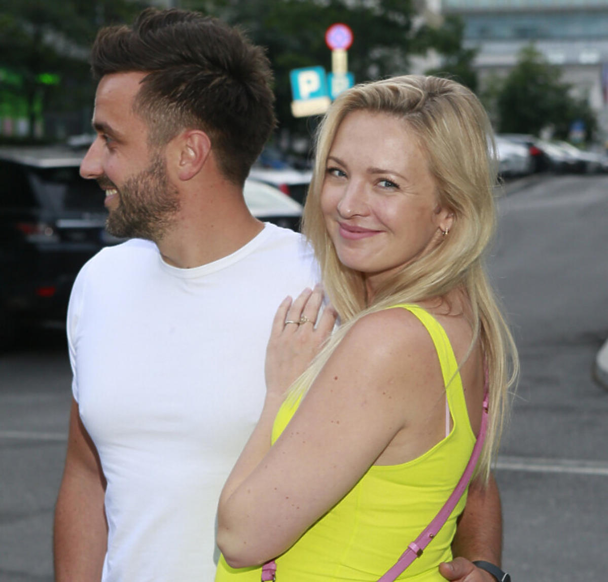 Barbara Kurdej-Szatan z mężem. Aktorka podkreśliła ciążowy brzuszek w żółtej mini