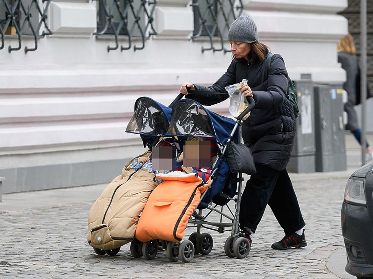 Barbara Sienkiewicz z bliźniakami Piotrusiem i Anią na spacerze