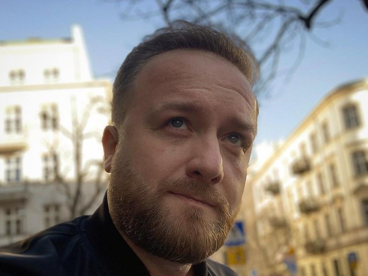 Bartek Kasprzykowski  zamyślony