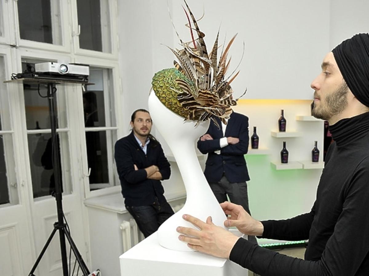Bartek Michalec na prezentacja kolekcji Baileys by Philip Treacy