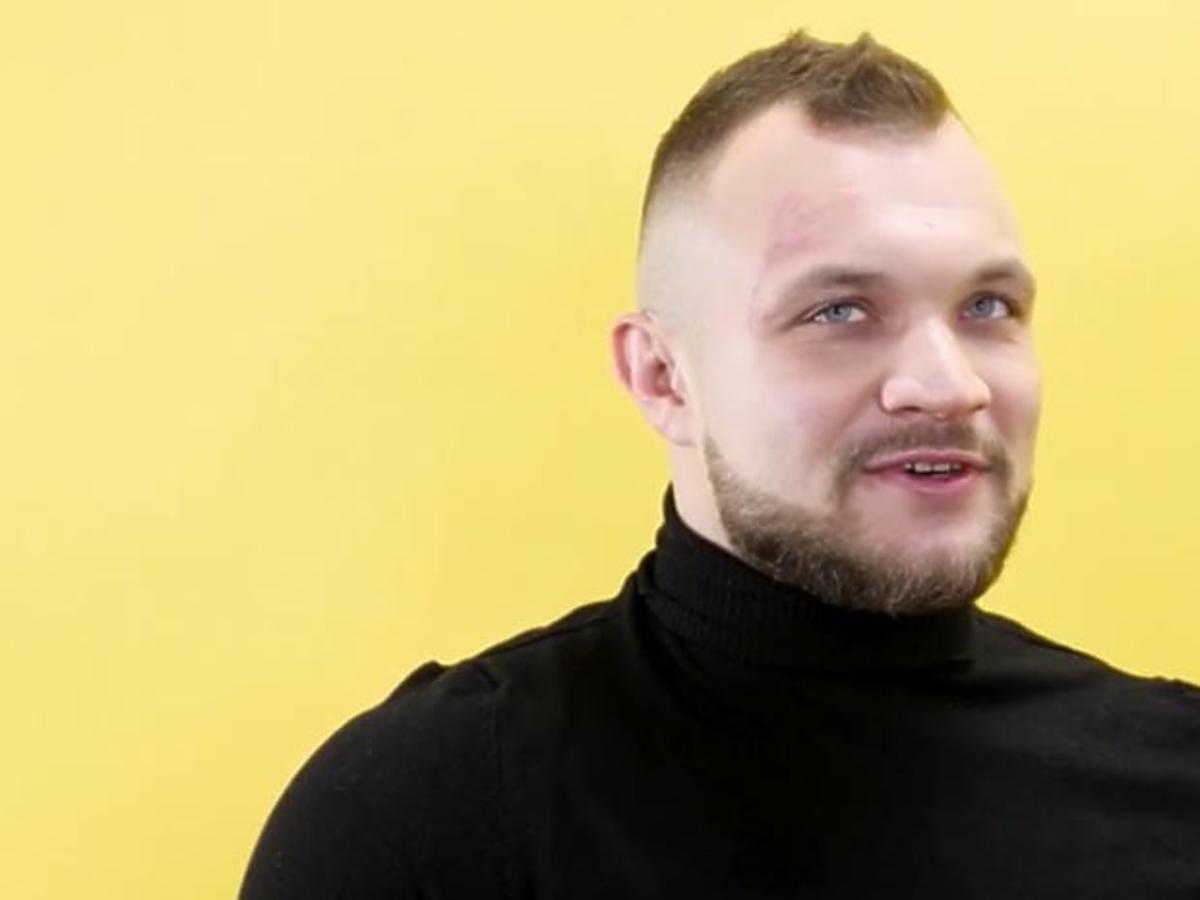 Bartek z "Hotelu Paradise 2" w czarnym golfie