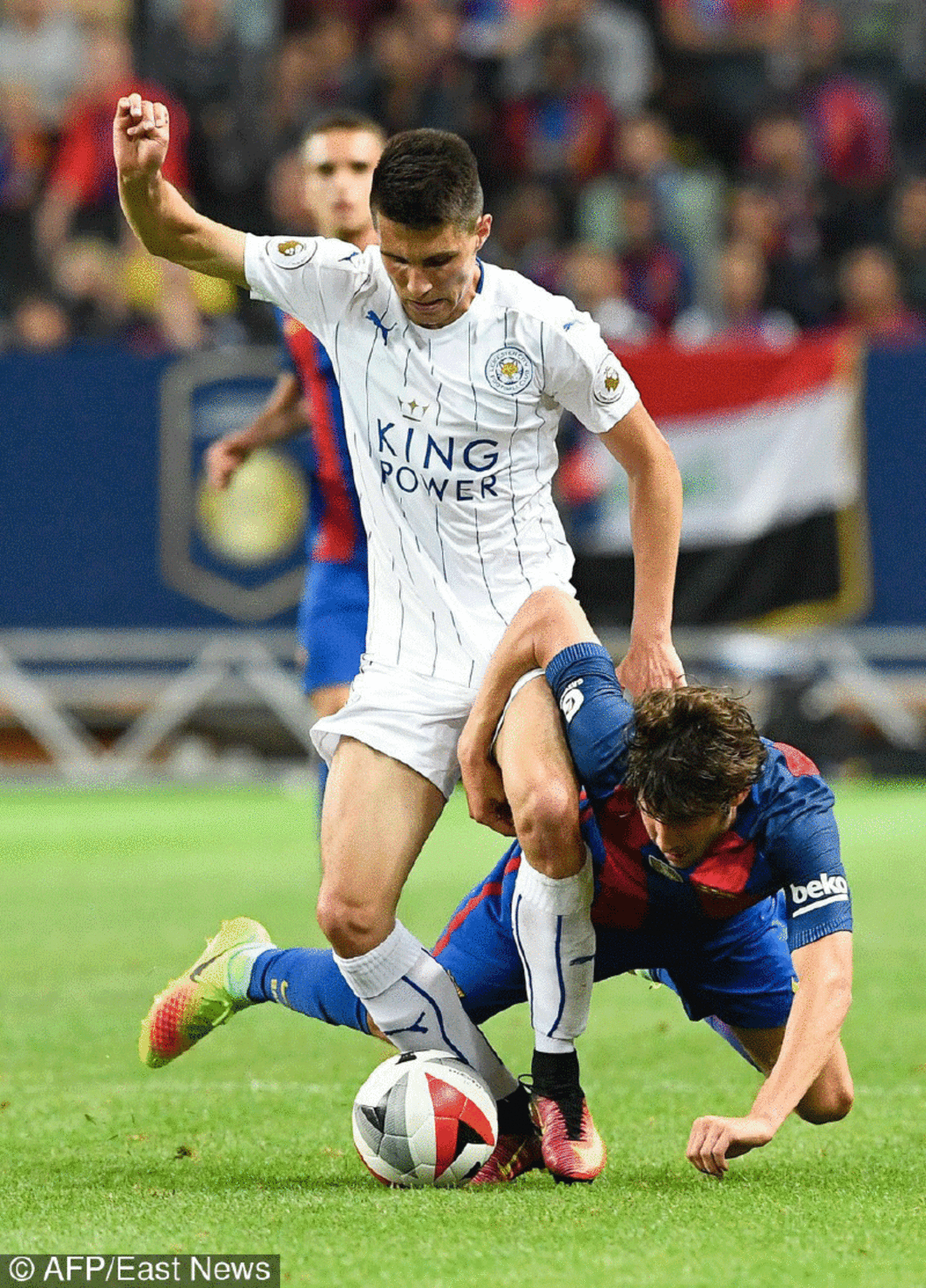 Bartosz Kapustka w meczu Leicester City kontra FC Barcelona