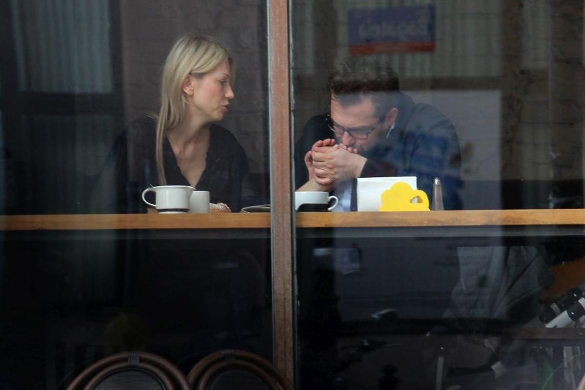 Bartosz Węglarczyk całuje rękę Magdalenie Ogórek