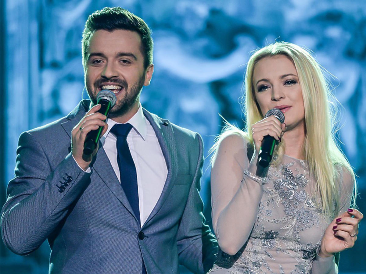 Basia Kurdej-Szatan i Rafał Szatan śpiewają razem podczas świątecznego koncertu