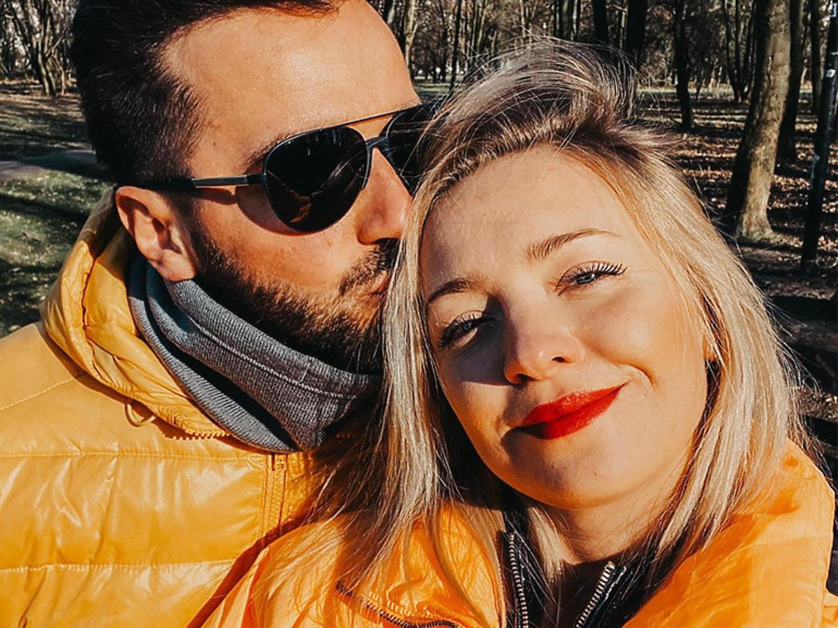 Basia Kurdej Szatan w pomarańczowej kurtce z mężem
