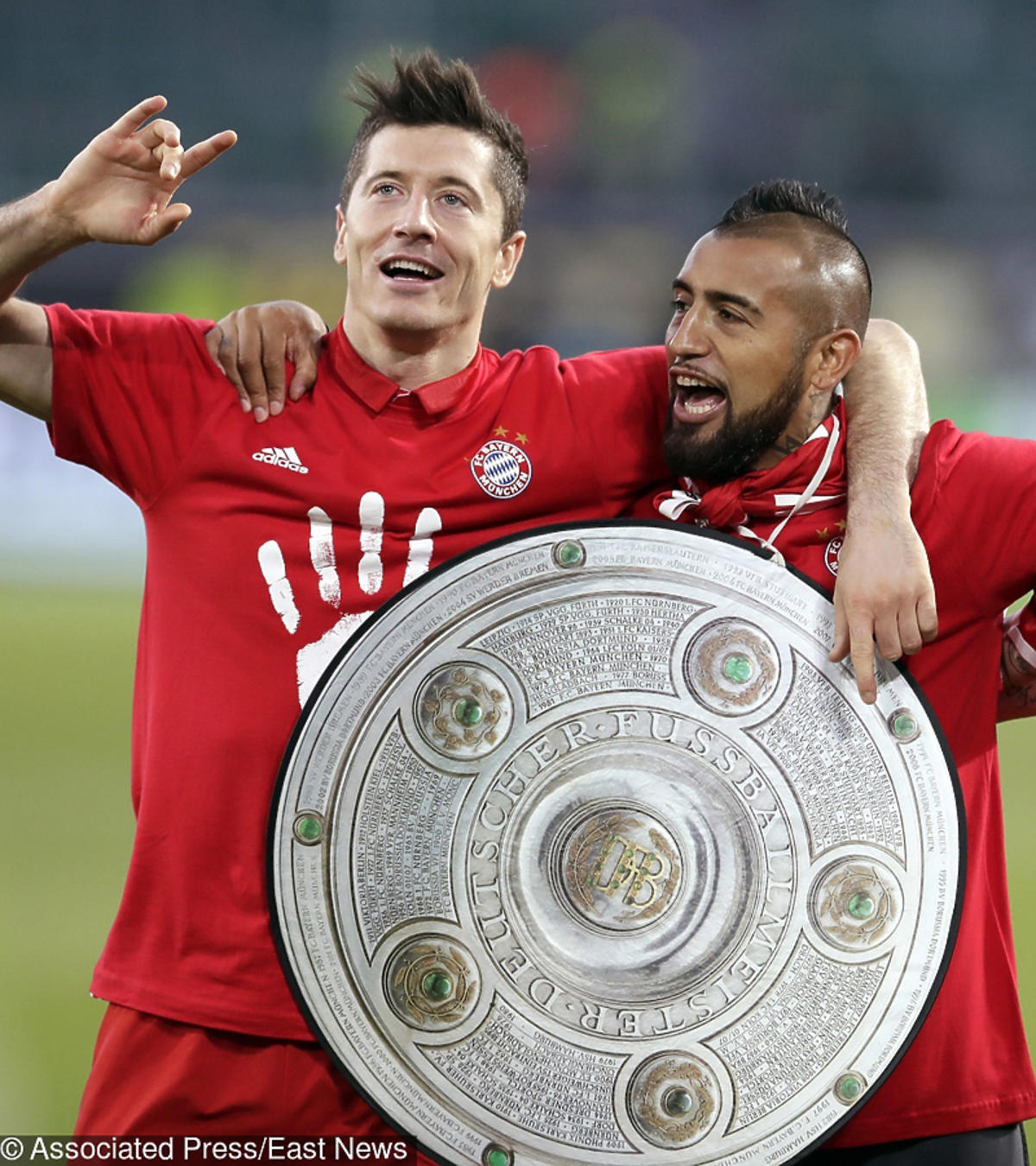 Bayern Monachium mistrzem Niemiec - radość piłkarzy 