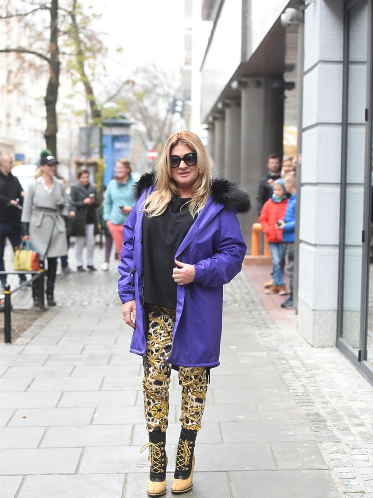 Beata Kozidrak w fioletowej kurtce i wzorzystych spodniach