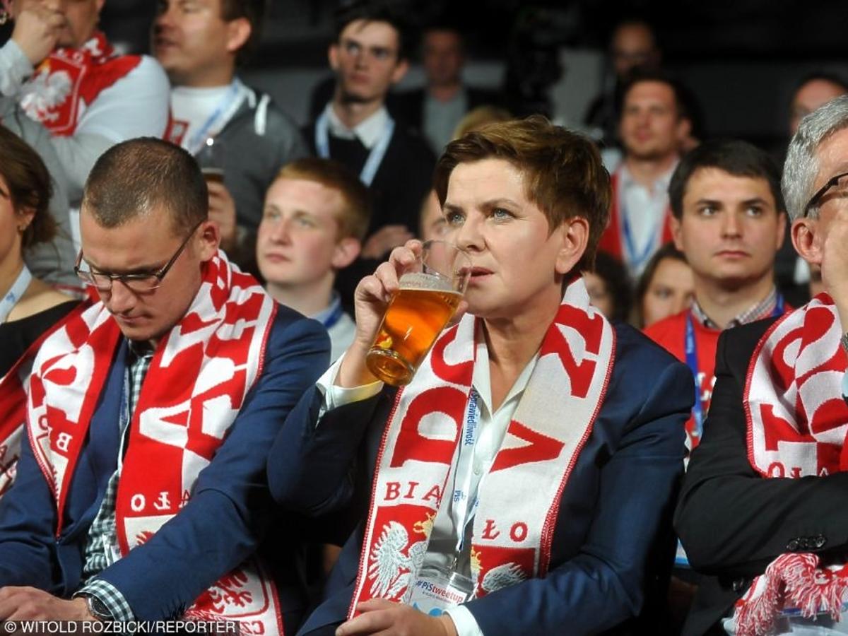 Beata Szydło kibicuje polskiej reprezentacji podczas meczu Polska Szkocja