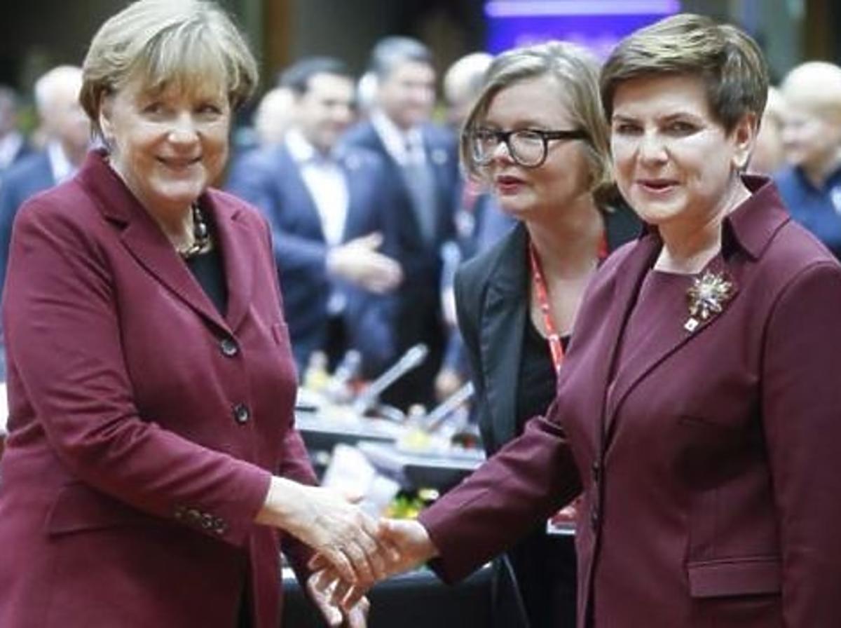 Beata Szydło w buraczenej garsonce podaje dłoń Angela Merkel też w buraczanej garsonce