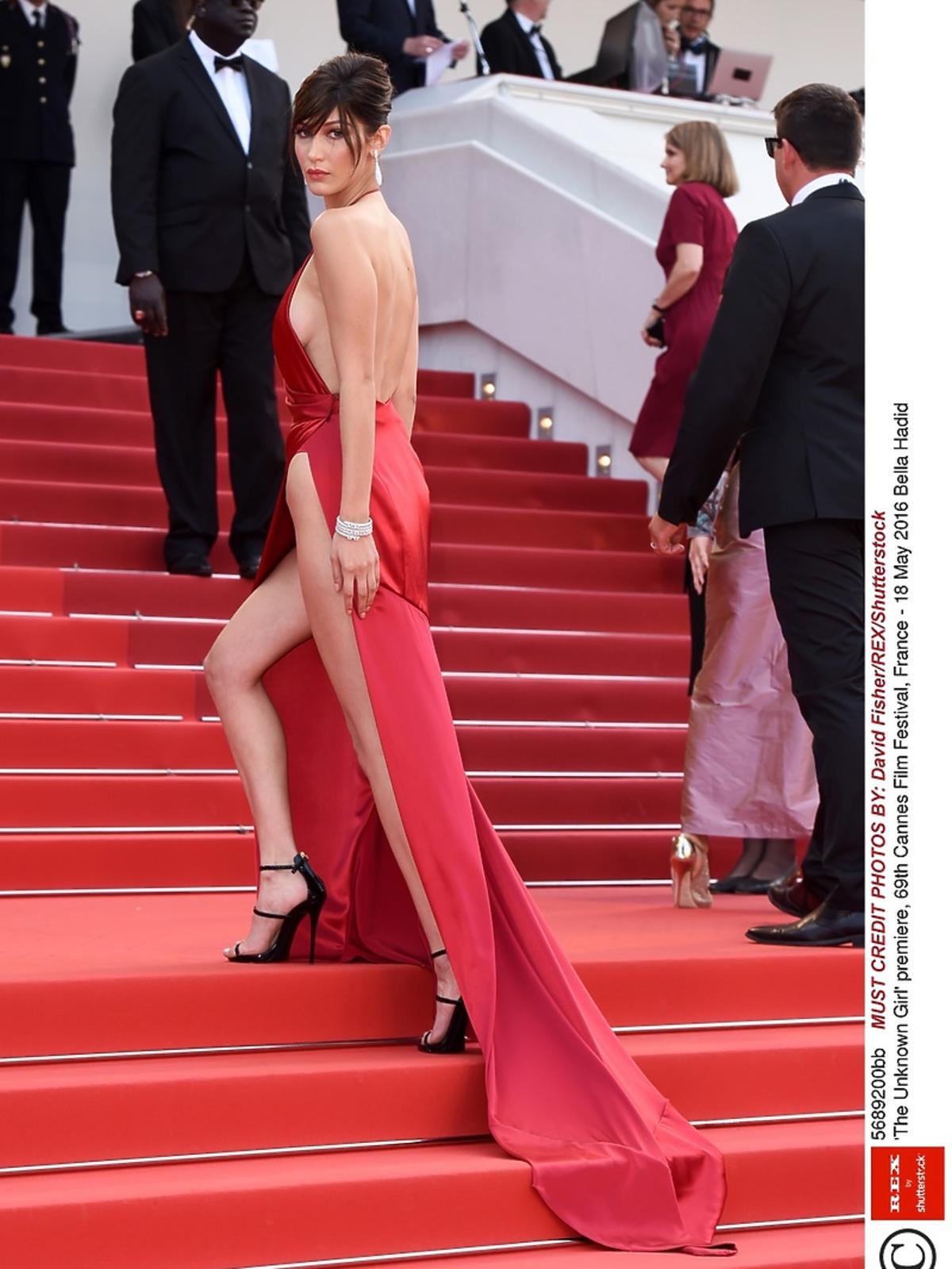 Bella Hadid na schodach