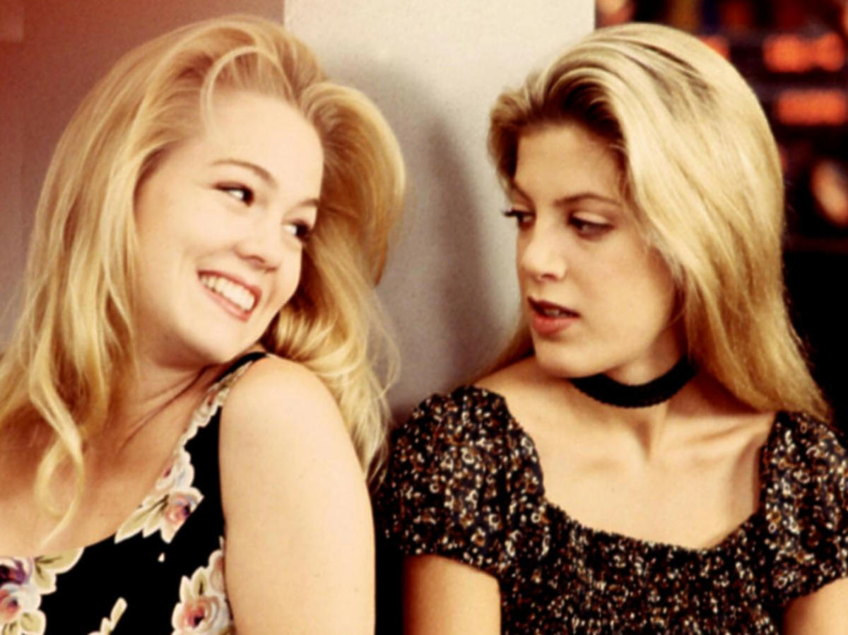 "Beverly Hills 90210": serialowe Donna i Kelly zachwycały urodą. Jak po 30 latach wyglądają Jennie Garth i Tori Spelling?