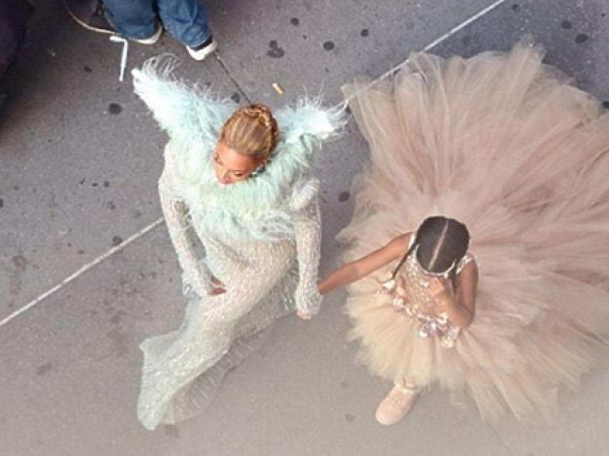 Beyonce, Blue Ivy w pudrowych kreacjach