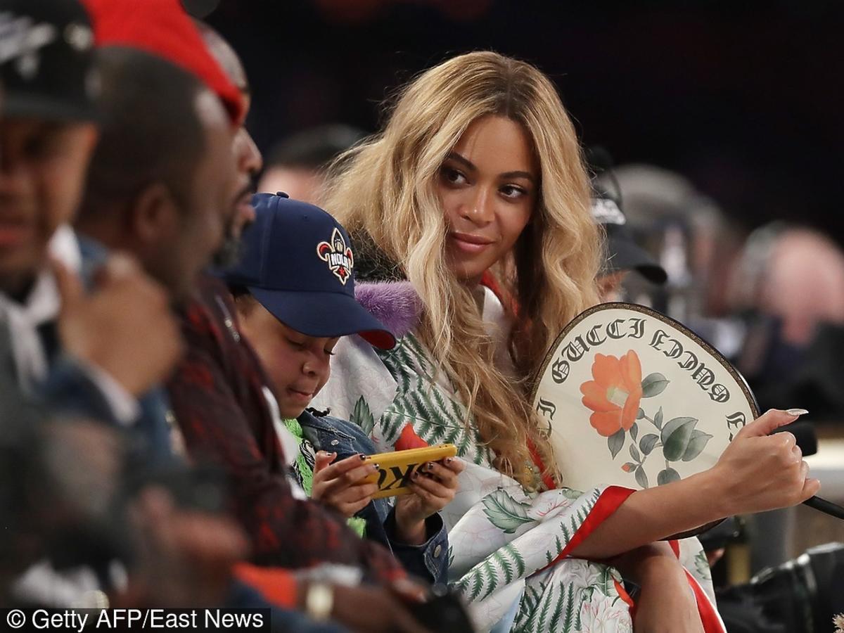 Beyonce w ciąży na meczu w kimonie Gucci 