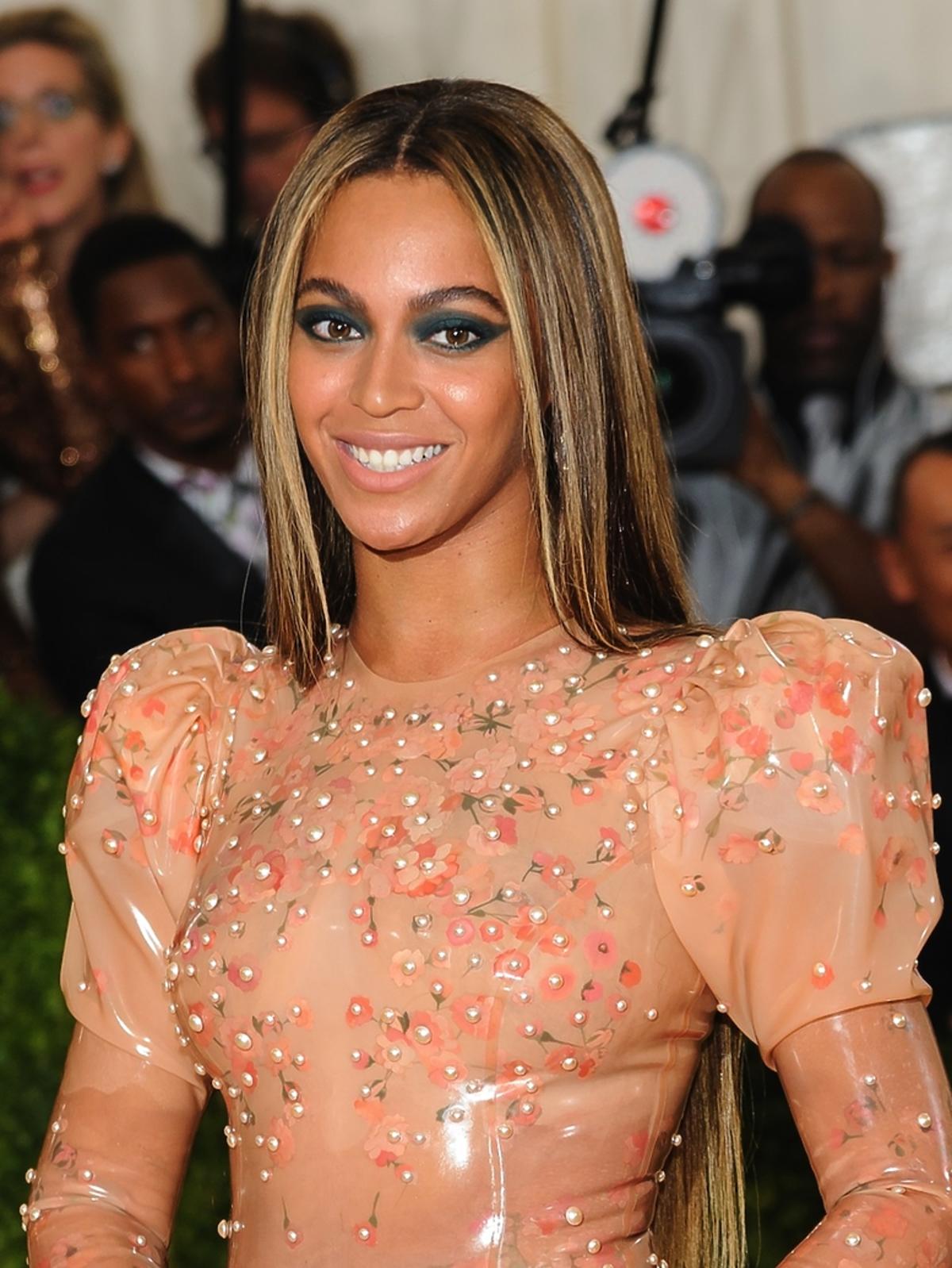 Beyonce w cielistej sukni i z niebieskimi powiekami