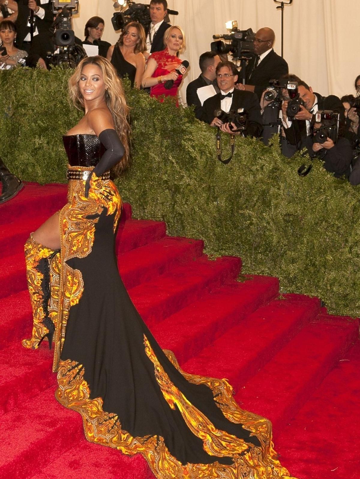 Beyonce w kreacji Huberta de Givenchy 